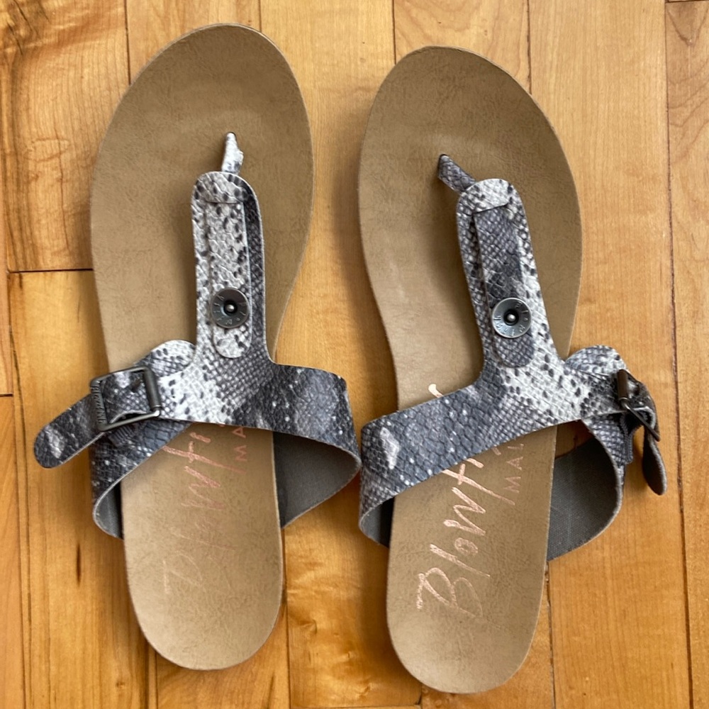 Blowfish Malibu gray snakeskin print t-strap sandals. Size 9